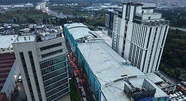 Bayrampaşa'da düğün salonunun çatısı alevlere teslim oldu