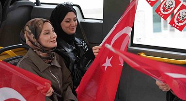 Belediye otobüsünde 29 Ekim Cumhuriyet Bayramı coşkusu