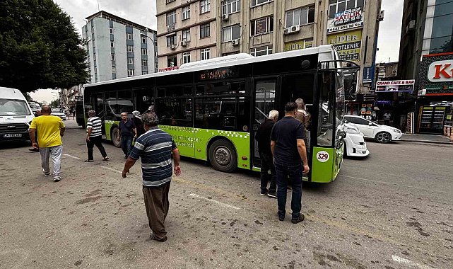 Belediye otobüsünün tekerleği çıktı, vatandaşlar bakım çağrısı yaptı