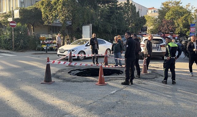 Beşiktaş'ta ana caddede yol çöktü, trafik aksadı