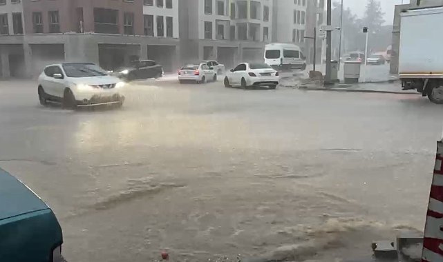 Besni'de sağanak yağış: Cadde ve sokaklar göle döndü