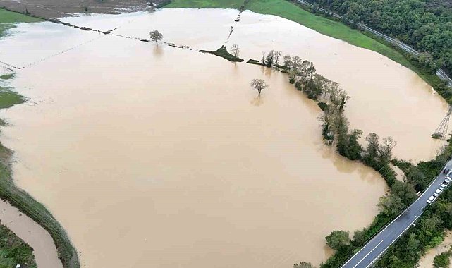 Beykoz Riva Deresi taştı, tarla sular altında kaldı