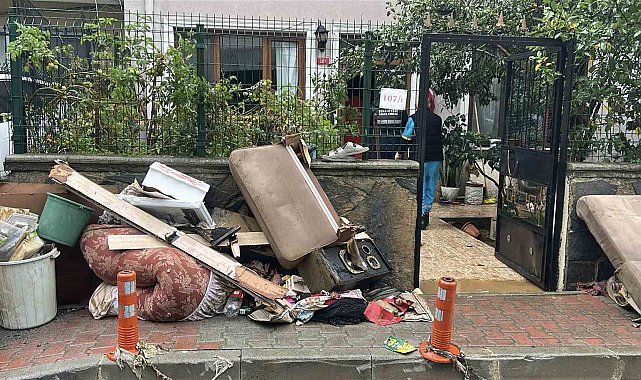 Beykoz'da su baskının bilançosu gün ağarınca ortaya çıktı: Sular altındaki eşyalar tahliye edildi