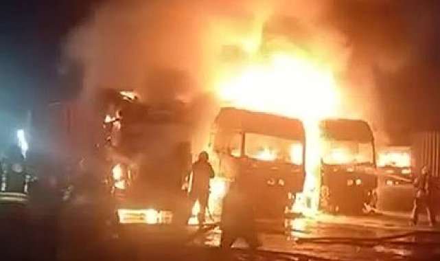 Beylikdüzü'nde tır garajı kundaklandı: 4 araç küle döndü