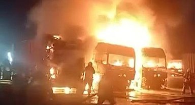Beylikdüzü'nde tır garajı kundaklandı: 4 araç küle döndü