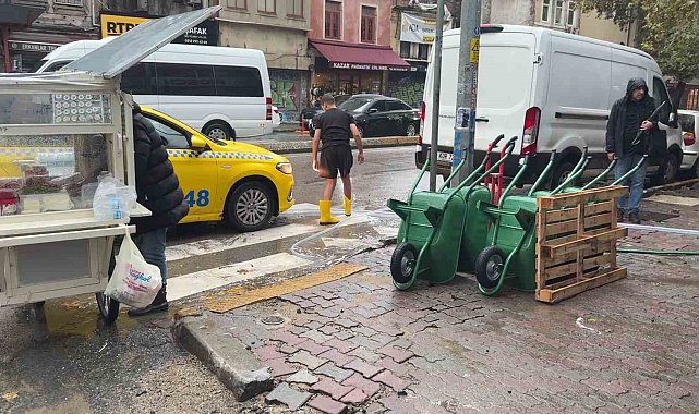 Beyoğlu'nda esnafın su baskınlarıyla mücadelesi: Akşam göle dönen yolu açtılar, sabah dükkanlarını temizlediler
