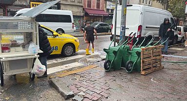 Beyoğlu'nda esnafın su baskınlarıyla mücadelesi: Akşam göle dönen yolu açtılar, sabah dükkanlarını temizlediler