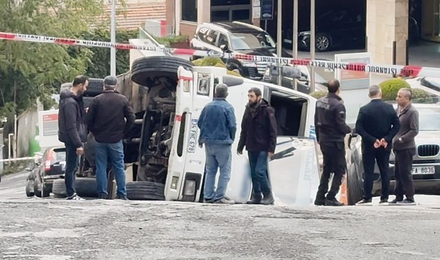 Beyoğlu'nda kontrolden çıkan kamyon yan yattı