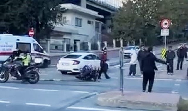 Beyoğlu'nda otomobil motosikletle çarpıştı: 1 yaralı