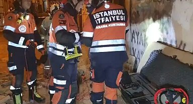 Beyoğlu'nda 5 katlı metruk çöktü! Göçükte kimseye rastlanmadı!