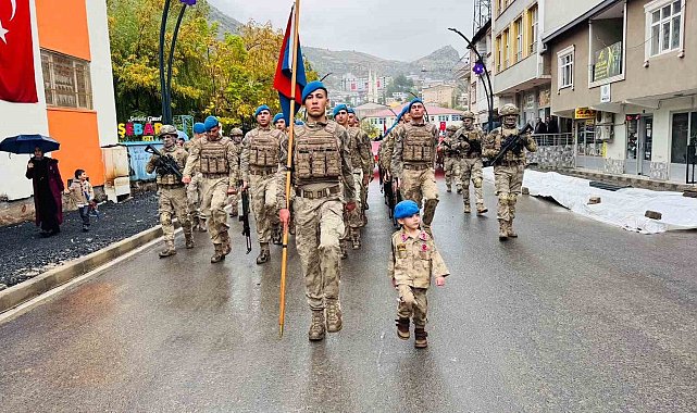 Beytüşşebap'ta minik çocuk yağmurlu havada askerlerin kortejine eşlik etti