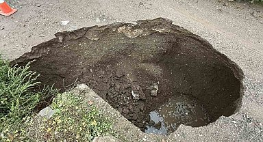 Biga'da sağanak yağışa dayanamayan yol çöktü