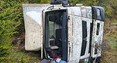 Bilecik'te kamyon takla atarak ormanlık alana devrildi: 2 yaralı