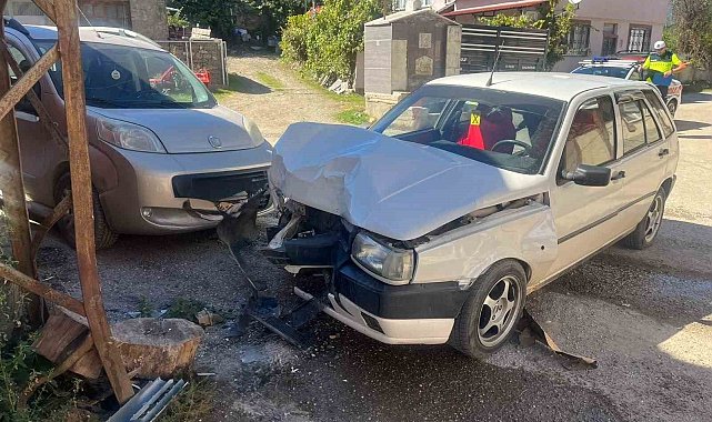 Bilecik'te otomobil elektrik direğine çarptı: 1 yaralı