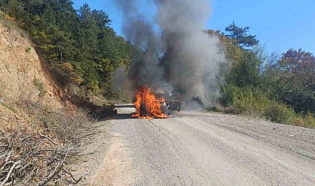 Bilecik'te seyir halindeki otomobil alev aldı