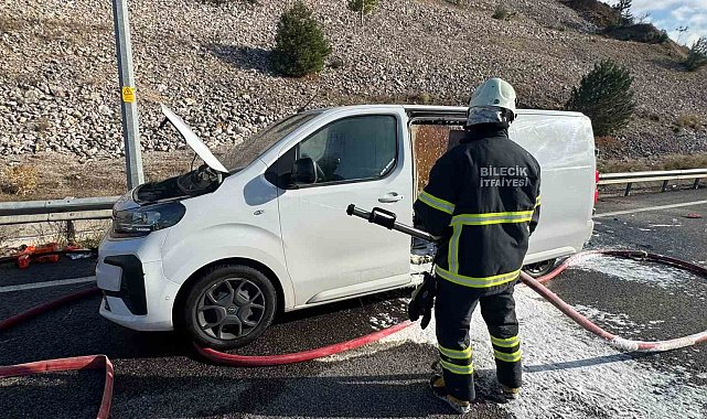 Bilecik'te seyir halindeki ticari araç alev aldı