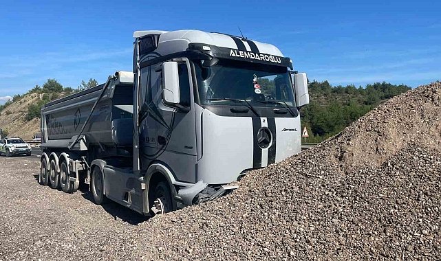 Bilecik'te tır kum yığınına çarptı: 1 yaralı