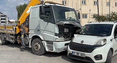 Bilecik'te vinç ile hafif ticari araç çarpıştı: 1 yaralı