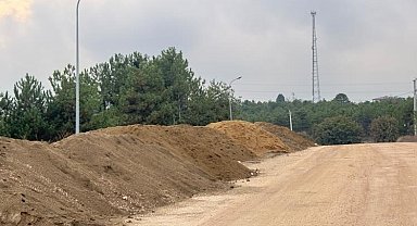 Bilecik'te yol kenarına dökülen kumlar tehlike saçıyor