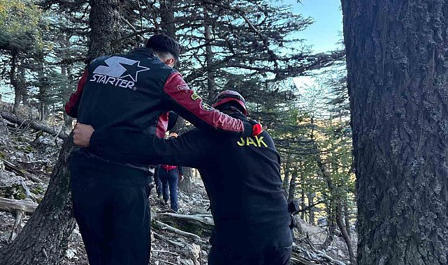 Bin 835 rakımlı zirvede mahsur kalan birisi yaralı 2 kişi 14 saatlik operasyonla kurtarıldı