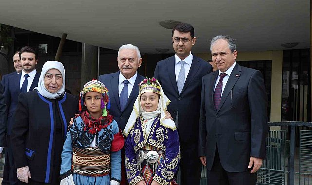 Binali Yıldırım, Uşak'ta anaokulu açılışına katıldı