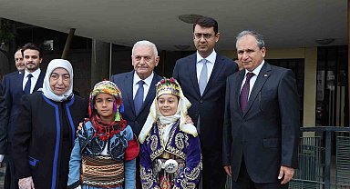 Binali Yıldırım, Uşak'ta anaokulu açılışına katıldı