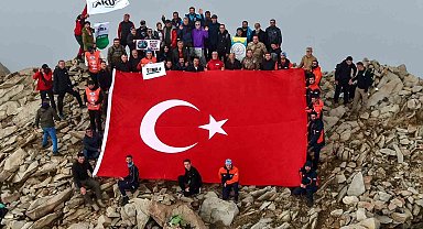 Bingöl'de Cumhuriyet Bayramı etkinlikleri kapsamında Sülbüs Dağı'na zirve tırmanışı