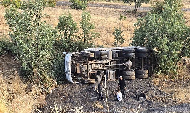 Bingöl'de kamyon devrildi: Sürücü ağır yaralandı