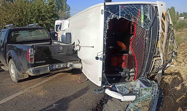 Bingöl'de midibüs ile pikap çarpıştı: 1'i ağır 12 yaralı