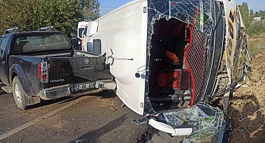 Bingöl'de midibüs ile pikap çarpıştı: 1'i ağır 12 yaralı