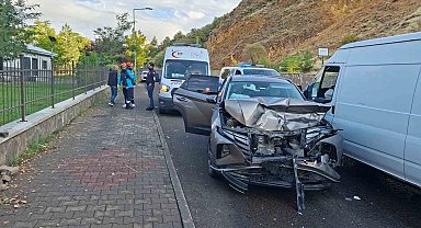 Bingöl'de otomobil ile minibüs çarpıştı: 3 yaralı