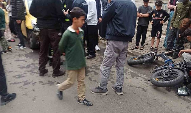 Bingöl'de ticari taksi bisiklete çarptı: 2 yaralı
