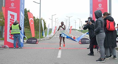 Binlerce kişi Cumhuriyet için Osmangazi Köprüsü'nde koştu