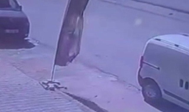 Binmek için kapısını açtığı otomobil, çarpmayla yerinden fırladı: O anlar kamerada