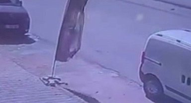 Binmek için kapısını açtığı otomobil, çarpmayla yerinden fırladı: O anlar kamerada