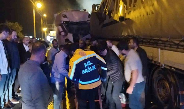 Bitlis'te iki tır kafa kafaya çarpıştı: 2 yaralı