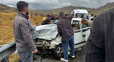 Bitlis'te otomobiller çarpıştı: 5 yaralı