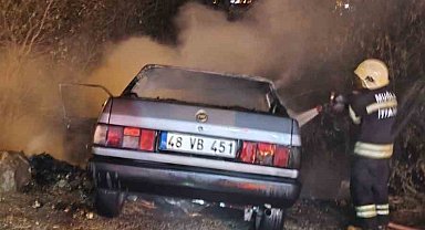 Bodrum'da kaza yapan otomobil alev aldı