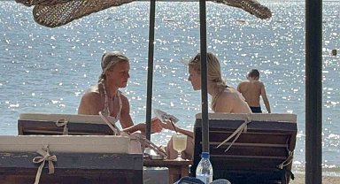 Bodrum'da sıcak havayı gören denize akın etti