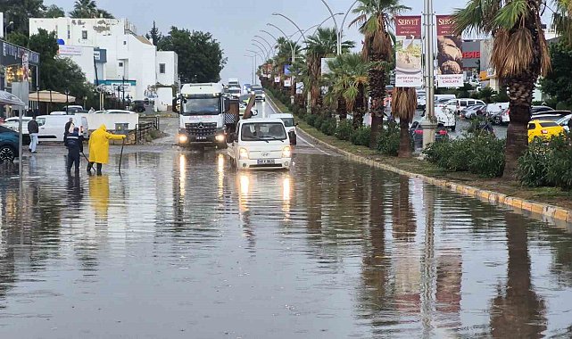 Bodrum'da yol göle döndü