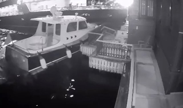 Boğaz'da gezi teknesi Derin Mermerci'nin yalısına çarptı