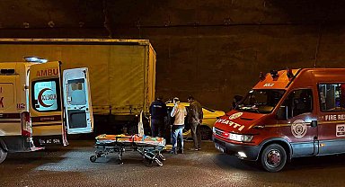 Bolu Dağı Tüneli'nde otomobil tıra ok gibi saplandı: Baba ve oğlu yaralandı