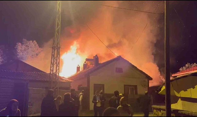 Bolu'da korkutan yangın: Ev, ahır, samanlık, odunluk ve traktör küle döndü