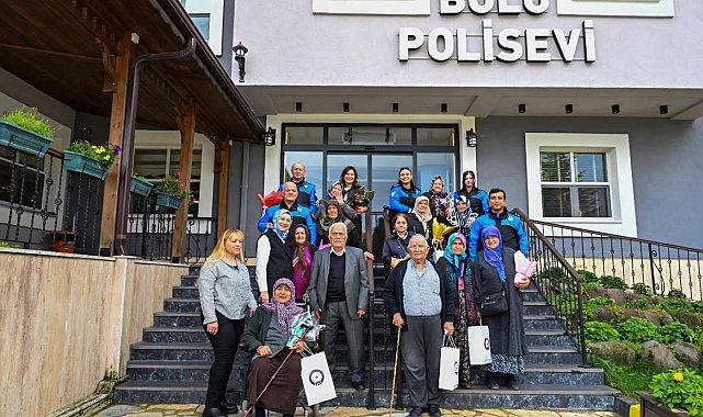 Bolu'da polis eşleri yaşlılarla bir araya geldi
