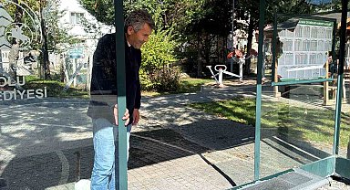 Bolu'da şehir magandaları otobüs durağının camını kırdı