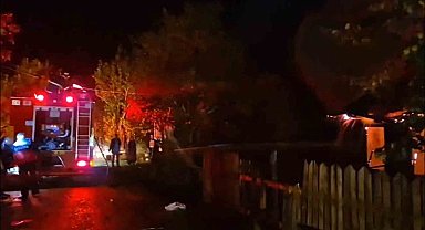 Bolu'da üzerine yıldırım düşen ev alev alev yandı
