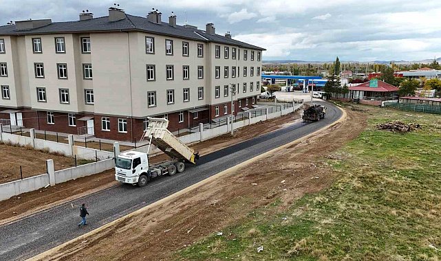 Bolvadin'de Huzurevi yolu sıcak asfalta kavuştu