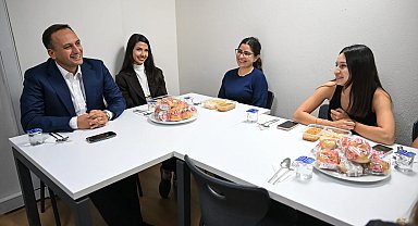 Bornova'da Başkan Eşki'den yurtta kalan öğrencilere anlamlı ziyaret
