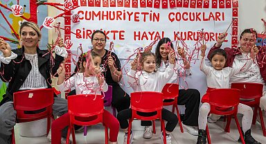 Bornova'da Cumhuriyet coşkusu çocuklarla başladı