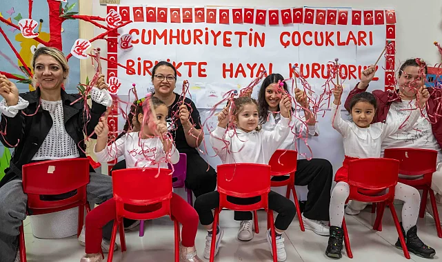 Bornova'da Cumhuriyet coşkusu çocuklarla başladı